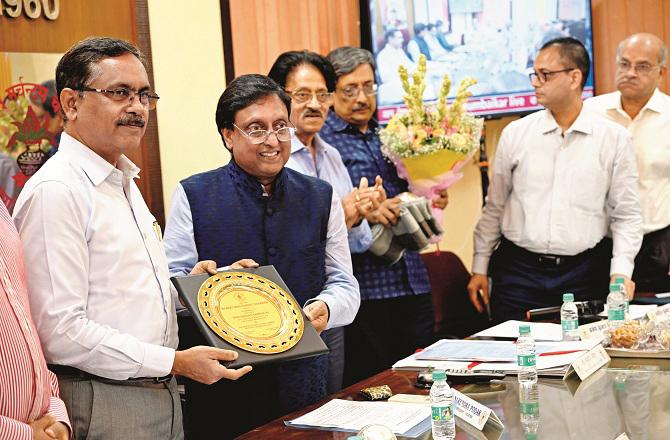 Bharat Merchant Chambers President Narendra Poddar handing over the memento to IPS Sanjay Saxena. Photo: INN.