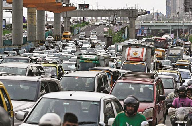 Vehicles in the city and suburbs are stuck in traffic jams for hours during morning and evening rush hours. Photo: INN