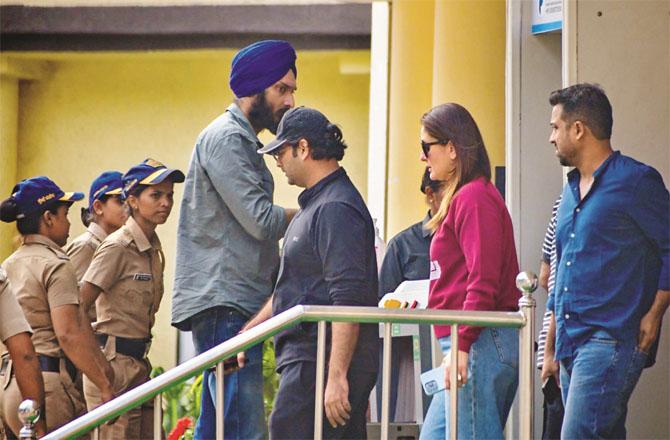 Saif Ali Khan`s wife Kareena Kapoor Khan leaving the hospital