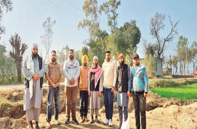 Pradhan Ashraf Muhammad, former Sarpanch Sikh Jinder Singh, Muhammad Yasin, Salim Khan, Satwant Singh Dilshad Shah, Saif Ali Khan and Hafiz Muhammad Farooq at the same place where the mosque will be built.