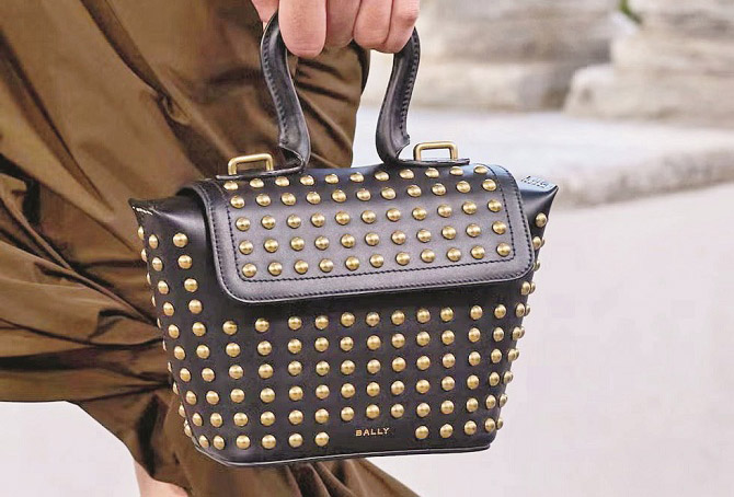 Studded Bags&nbsp;اس قسم کے بیگ کو گزشتہ چند برسوں سے پسند کیا جارہا ہے۔ یہ بیگ رواں برس بھی ٹرینڈ میں رہے گا۔