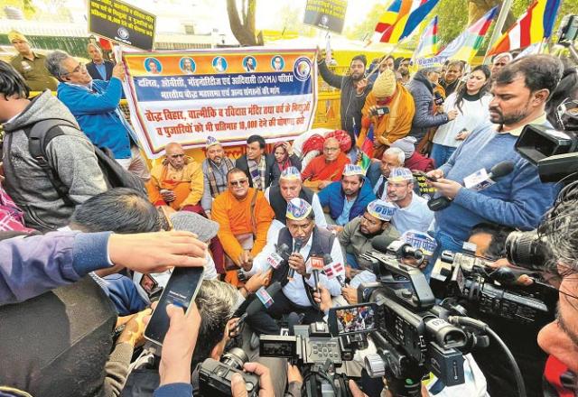 Congress leader Udit Raj and his associates who were protesting outside Kejriwal`s residence were detained by the Delhi Police, which the Congress has strongly objected to. Photo: INN