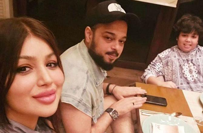 Ayesha Takia, Farhan Azmi and their son. Photo: INN