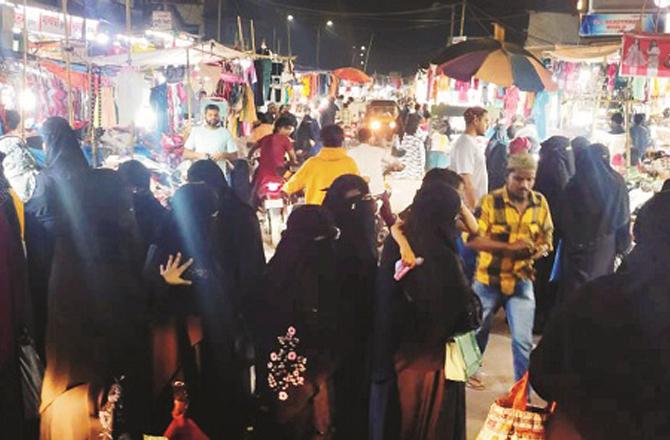 Women are busy shopping at 1am in the main market, Teen Bati. Photo: INN.