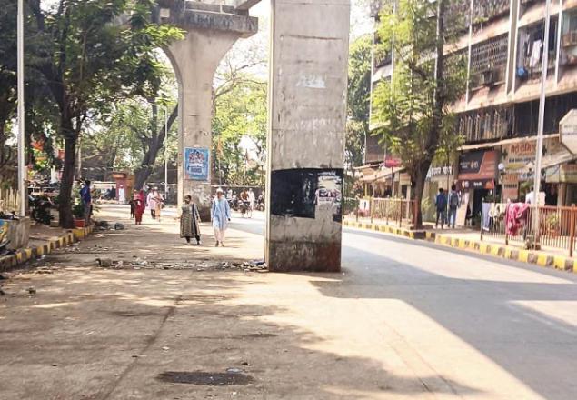 No vehicle or hawker is visible on the arm road of the monorail pillars after the BMC action. Picture: Inquilab