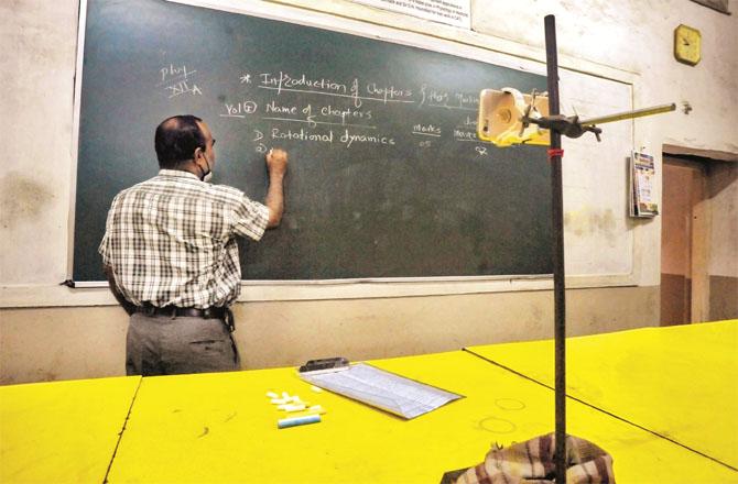 Teachers are facing severe difficulties due to non-payment of salaries. (File photo)