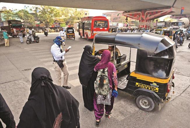 A traffic policeman is taking action against a rickshaw driver who refused to take passengers to their destination. Photo: INN