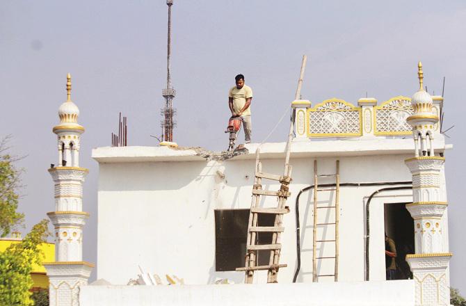 Demolition work on the mosque`s roof began on Saturday. Photo: INN.