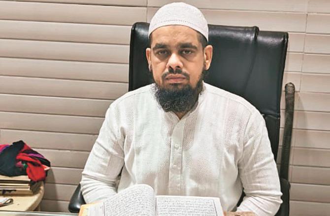 Hafiz Raees Ahmad Raein reciting in his office. Photo: INN.