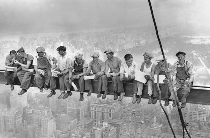 تصویر کا نام: لنچ اے ٹاپ اے اسکائی اسکریپر (Lunch atop a Skyscraper) ، فوٹو گرافر:چارلس کلائیڈ ایبٹس،کب کھینچی گئی؟:۲۰؍ستمبر ۱۹۳۲ء ،تفصیل: یہ تصویر مینہیٹن، امریکہ کی ہے جہاں راک فیلیر سینٹر کی تعمیر کے دوران ۱۱؍ ملازمین آر سی اے بلڈنگ پر لوہے کی سلاخ پربیٹھ کر کھانا کھا رہے ہیں۔ یہ تصویر اس فلک بوس عمارت کوفروغ دینے کی مہم کے دوران لی گئی تھی۔ ۲؍ اکتوبر ۱۹۳۲ءکو یہ تصویر امریکی اخبار نیویارک ہیرالڈ ٹریبیون میں شائع ہوئی تھی جس کا کیپشن تھا &rsquo;&rsquo;لنچ اے ٹاپ اسکائی اسکریپر ۔&lsquo;&lsquo;