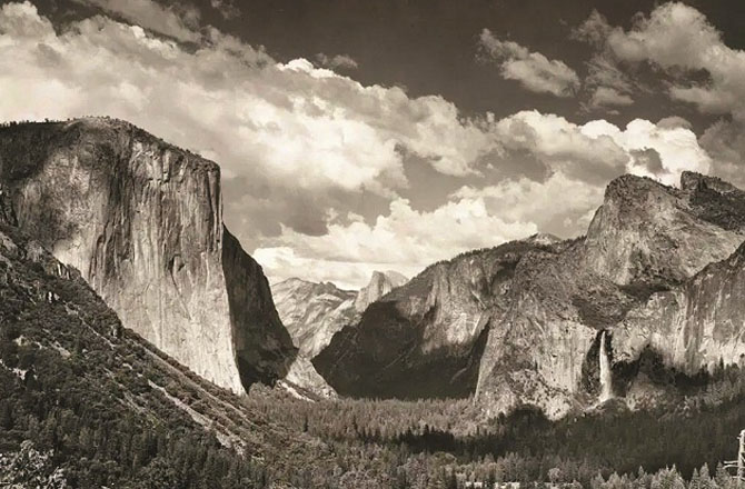 تصویر کا نام: (Yosemite Valley, Yosemite National Park)، یوسیمیتی ویلی، یوسیمیتی نیشنل پارک، فوٹو گرافر:اینسل ایڈمز ،کب کھینچی گئی؟:۱۹۳۴ء ،تفصیل: زیر نظر تصویر وسطی کیلیفورنیا، امریکہ یوسیمیتی نیشنل پارک میں واقع &rsquo;&rsquo;وادی یوسیمیتی&lsquo;&lsquo; کی ہے۔یہ وادی ۱۲؍ کلومیٹر طویل جبکہ ۳؍ہزار ۵۰۰؍ فٹ گہری ہے۔ یوسمیتی نیشنل پارک کا افتتاح ۱۸۹۰ء(۱۳۴؍ سال قبل)میں کیا گیا تھا۔ یہ وادی اپنے قدرتی ذخائر کیلئے مشہور ہے۔اسکاٹش ماہر فطرت جان مویر کے ذریعے قائم کیا گیا یہ پارک &rsquo;سکوبا&lsquo; (۳؍ ہزار سال پرانے)کے درختوں کیلئے مشہور ہے۔