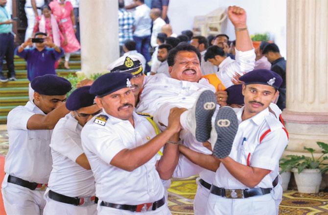 BJP members suspended from the Karnataka Assembly for 6 months are being marshaled out of the House. Photo: INN