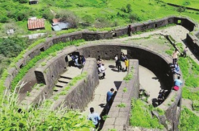 Tracking is done to this fort, there is also a pond in the upper part of the fort. Photo: INN.