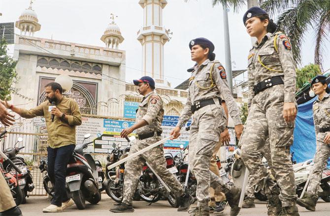 There was a heavy police presence outside the Jama Masjid in Mominpura ahead of Friday prayers. Photo: INN