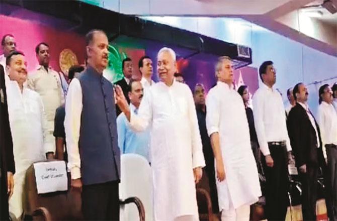 Nitish addressing his Chief Secretary Deepak Kumar during the national anthem. Photo: INN