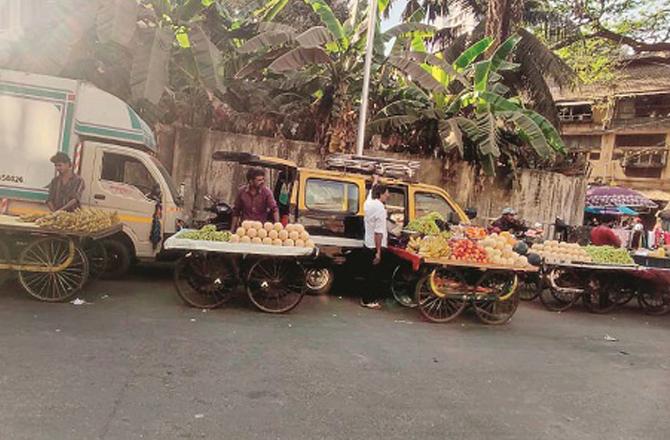 Fruit vendors waiting for customers. Photo: INN.