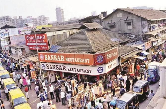 The area outside the station in Kurla (West) is always busy. Photo: INN.