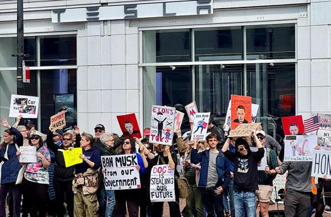 us anti musk protesters gather outside tesla dealership in washington. Photo: INN